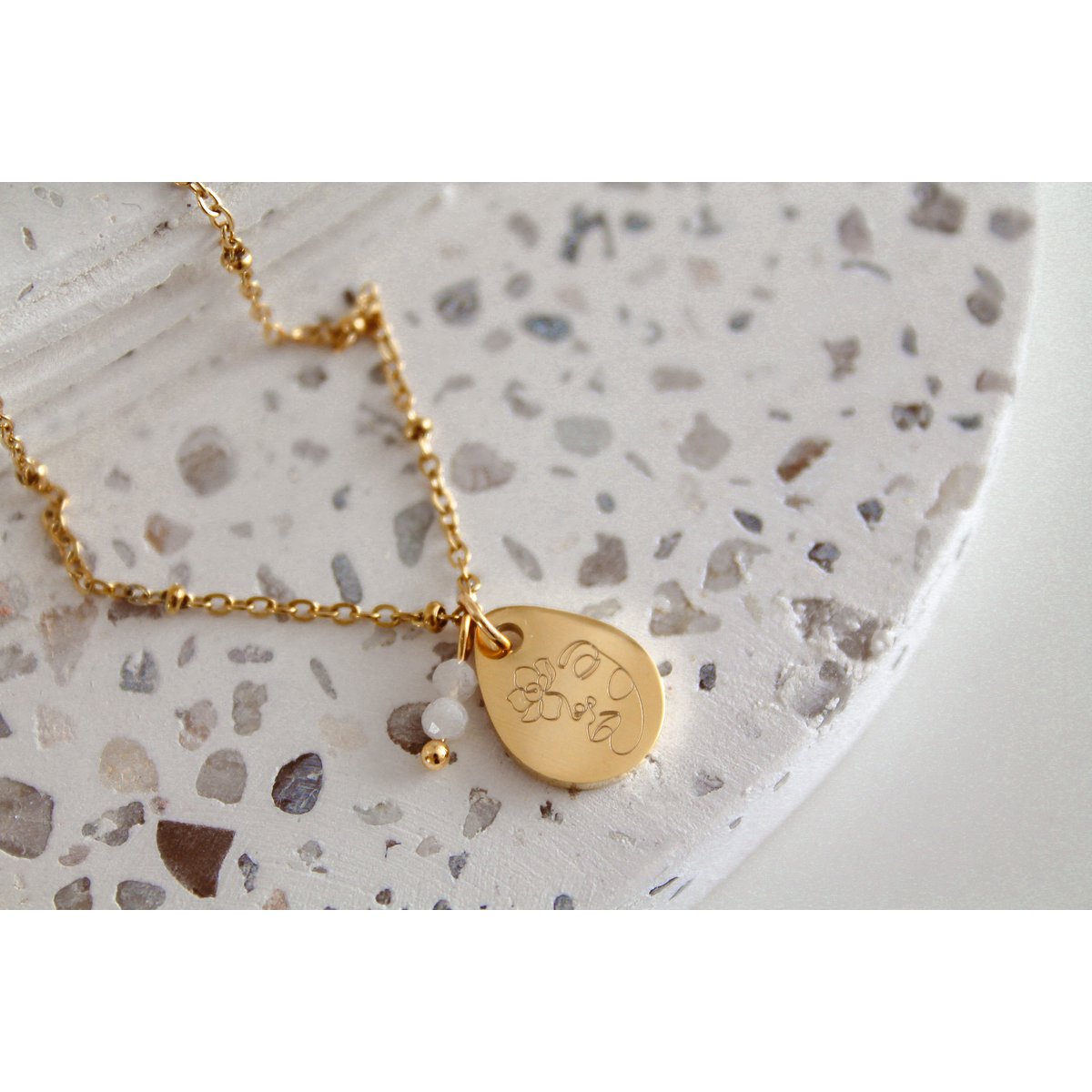 Ketting Abstract Vrouw & Maansteen - Goud