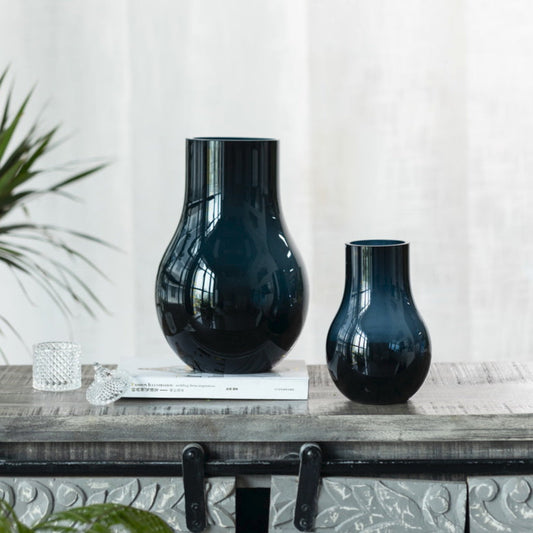 Moderne elegante vaas in diepblauw kwaliteitsglas