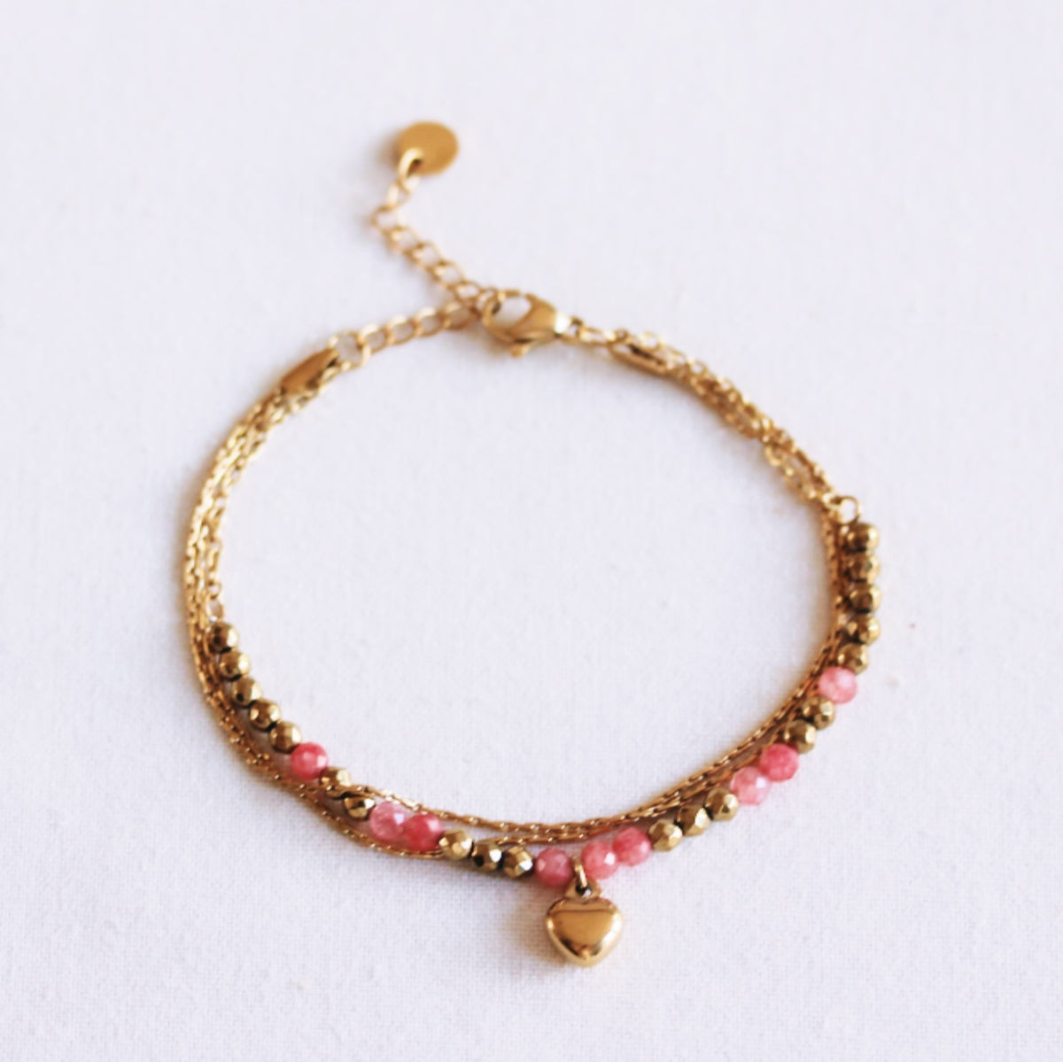 Drievoudige armband met hart en facetten - koraal