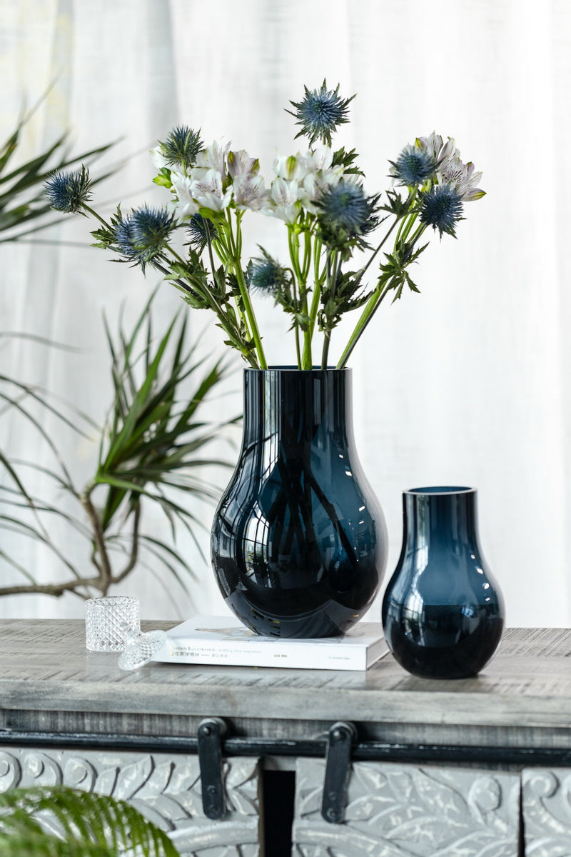 Moderne elegante vaas in diepblauw kwaliteitsglas