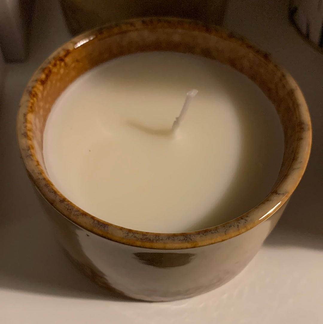 Kaars in keramieke pot
