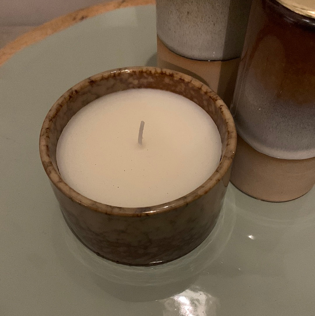 Kaars in keramieke pot