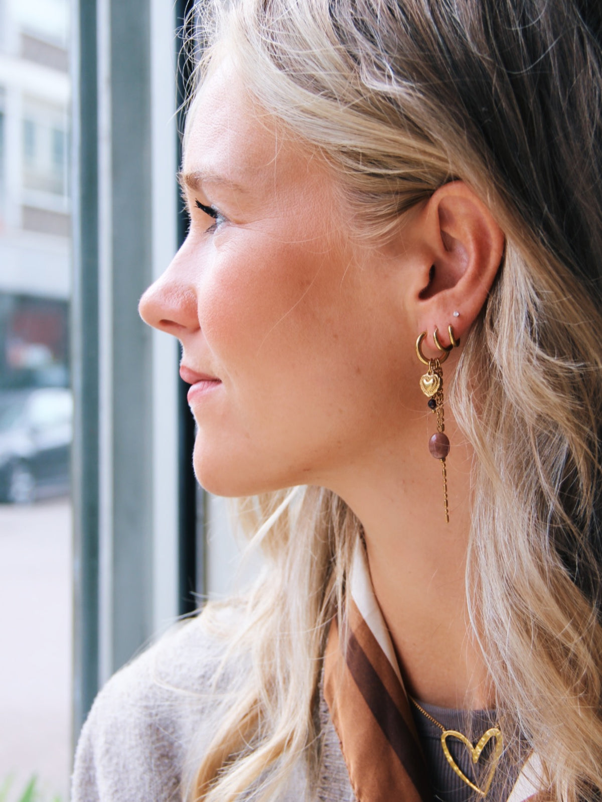 Oorringen met hartje, ketting en steen