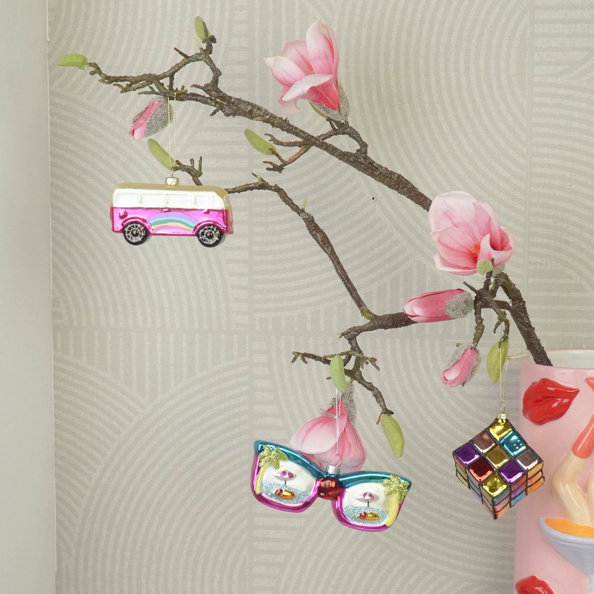 Ornament - Kersthanger -Hippie Bus -Roze - 9,5x4x5,5cm