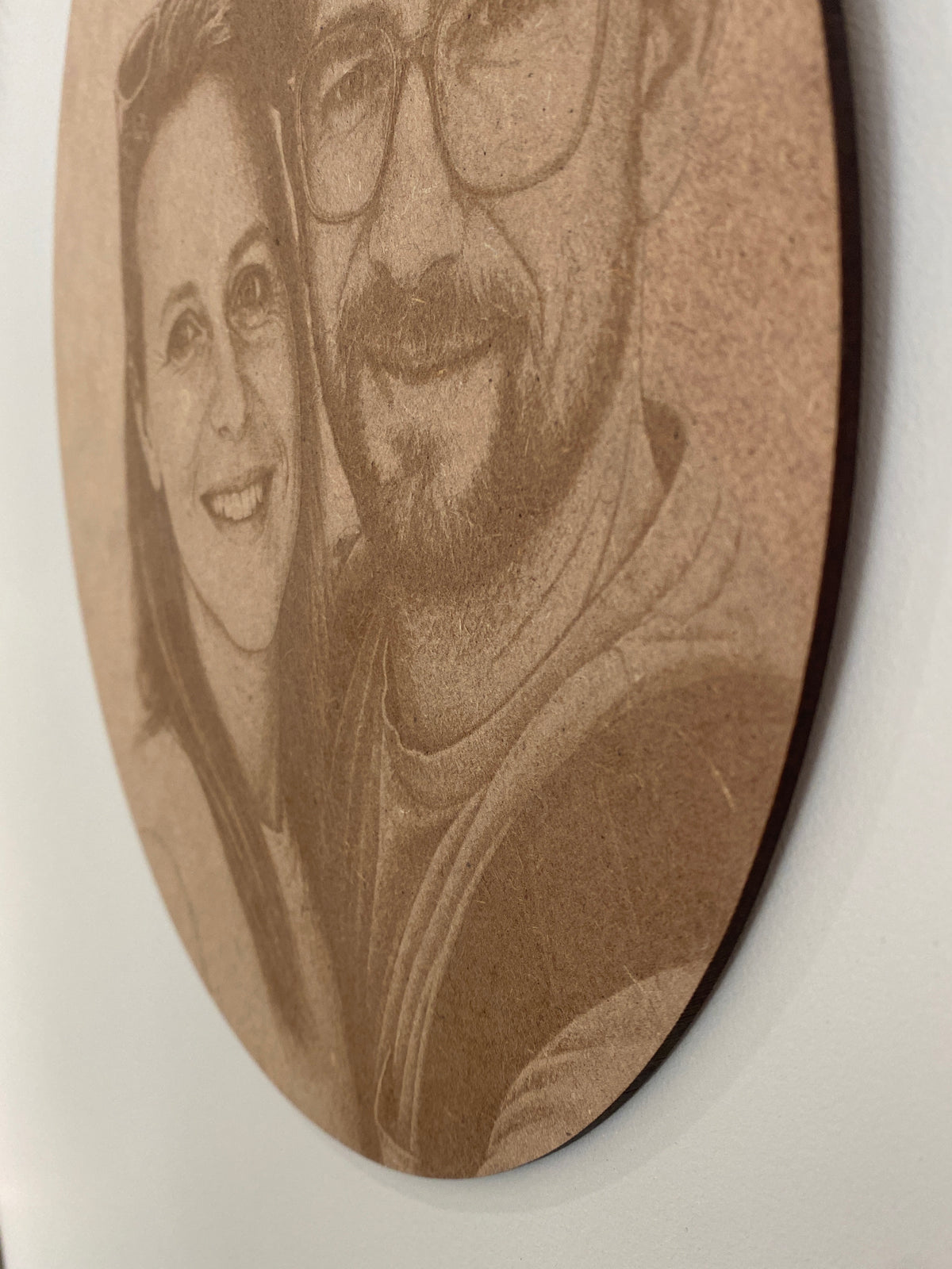 Persoonlijke fotogravure op hout – 30 cm 🤎