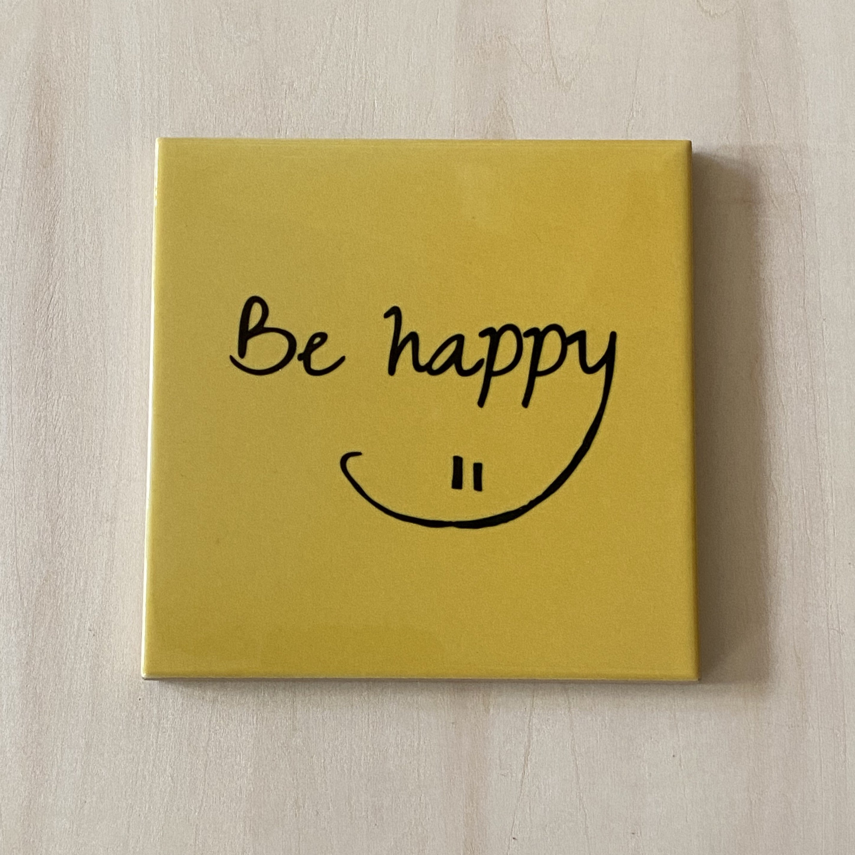Handgemaakte tegel – Be happy