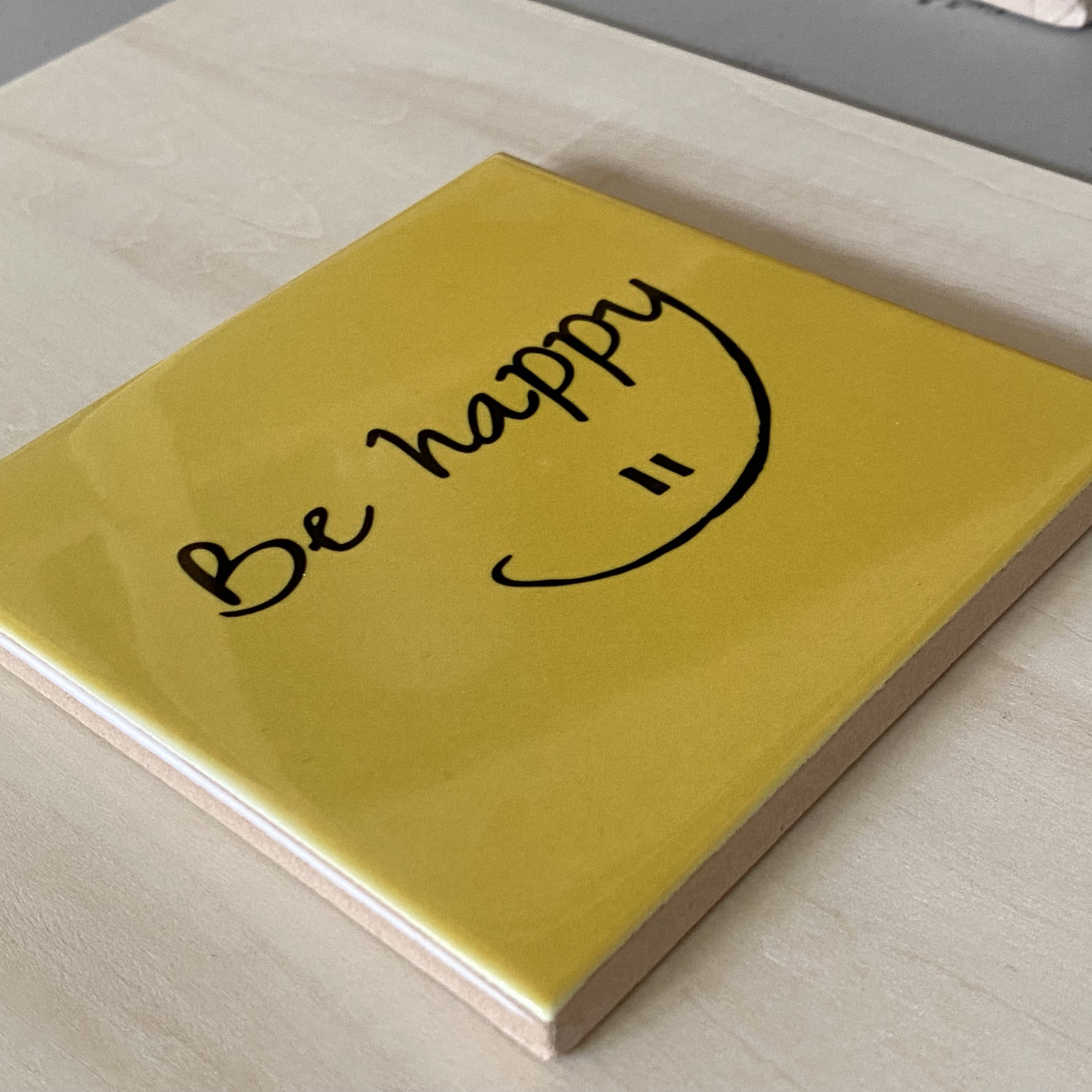 Handgemaakte tegel – Be happy