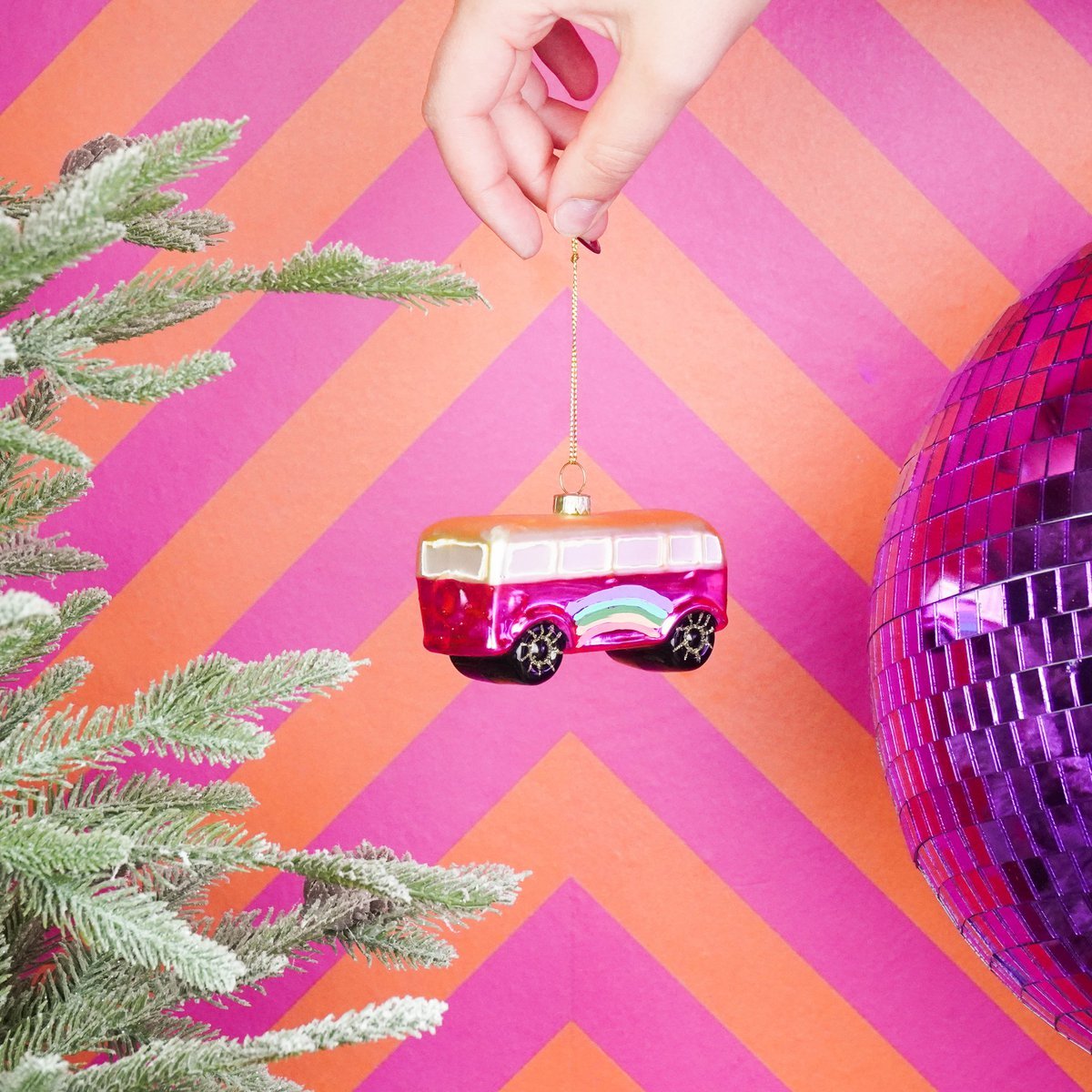 Ornament - Kersthanger -Hippie Bus -Roze - 9,5x4x5,5cm