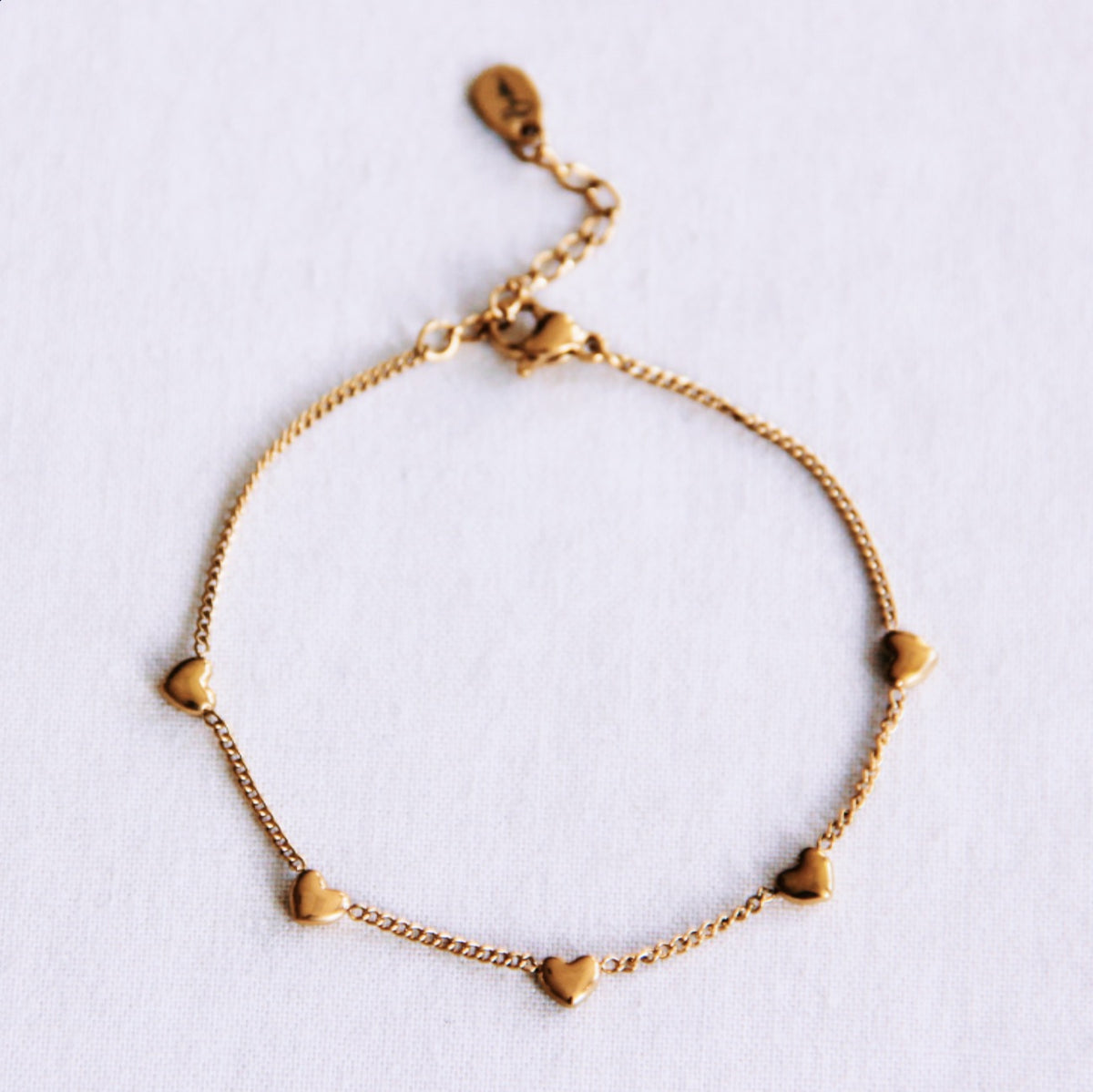 Fijne armband met hartjes - goud